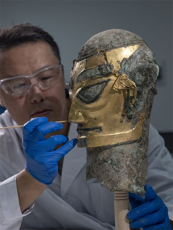 金面罩的眉毛,眼睛,嘴部镂空.