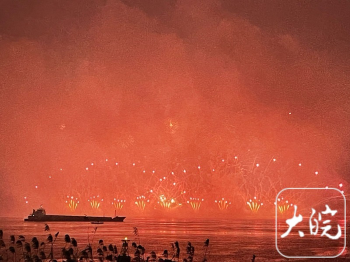 随着音乐的律动,耀眼的光线划破黑夜,璀璨的焰火在天空依次绽放,干将