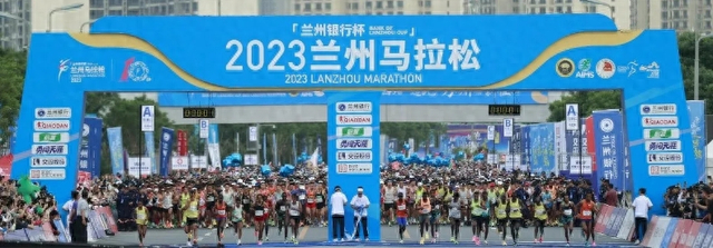 2011年的兰州马拉松赛,从初来乍到的青涩,成长为大名鼎鼎的"双金"赛事