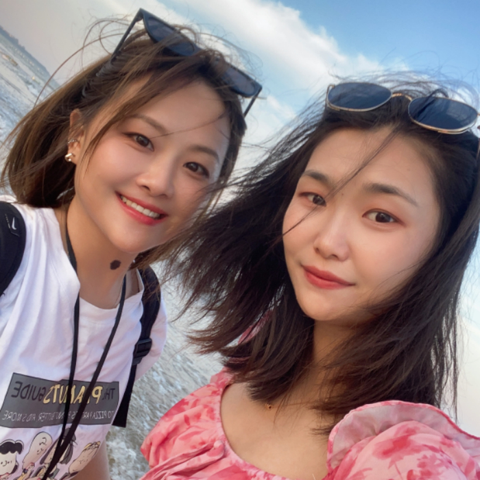 李欢和王洁的合照，图片由受访者提供