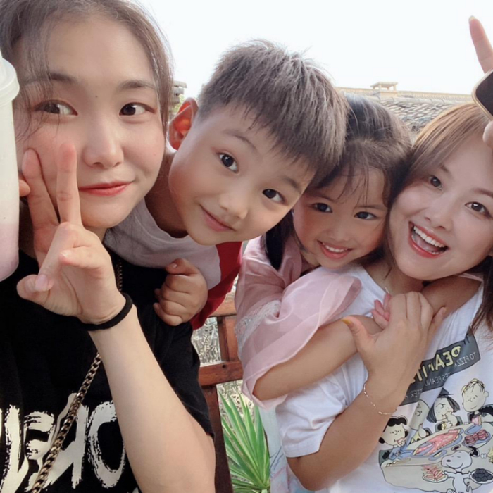 从左往右依次为：李欢、李欢的儿子、王洁的女儿、王洁