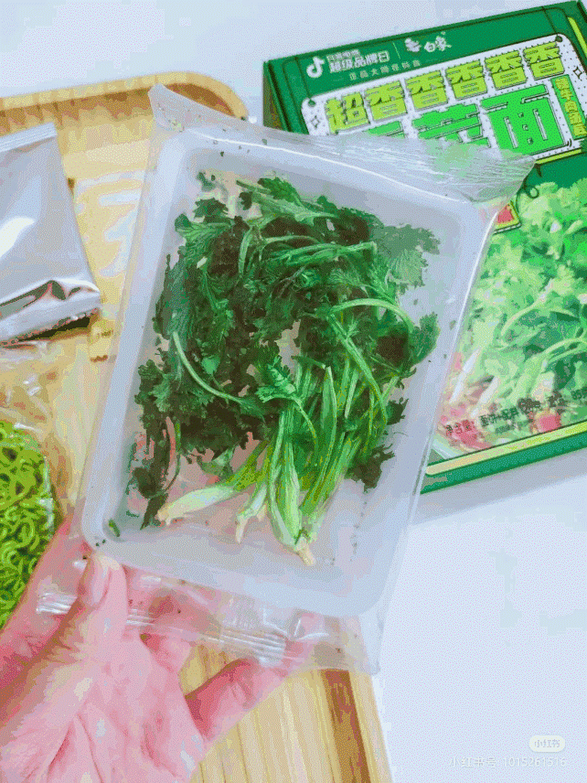 白象香菜面；图片来源：小红书@吃货小婷婷