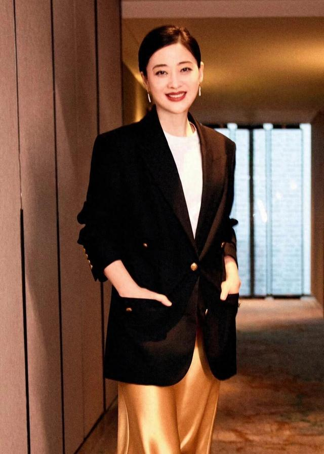 48岁梅婷带火了一种新穿法:"上身是白领,下身是名媛",太高级|梅婷