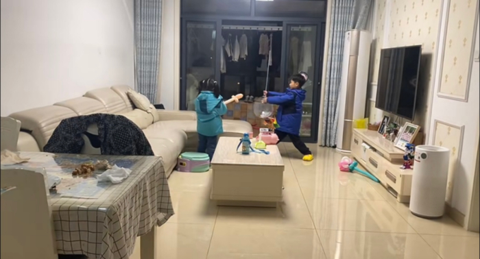 两个孩子在客厅打闹玩耍，图片由受访者提供