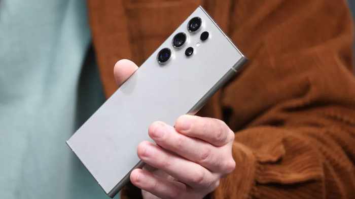 今年一月,三星率先打出了"galaxy ai is coming"的slogan,配合视频中