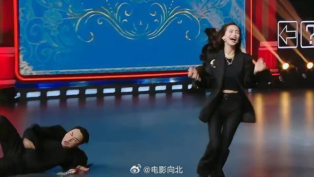 沈腾意外摔倒,angelababy浑然不知,引得全场爆笑!