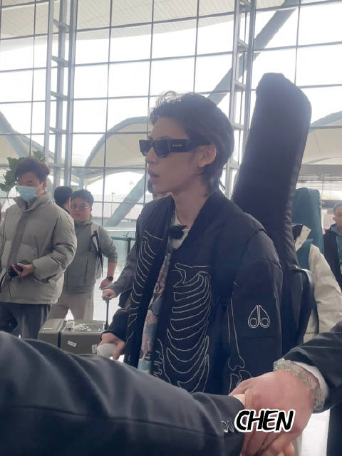 小鬼王琳凯广州机场路透今天飞泰国录制综艺