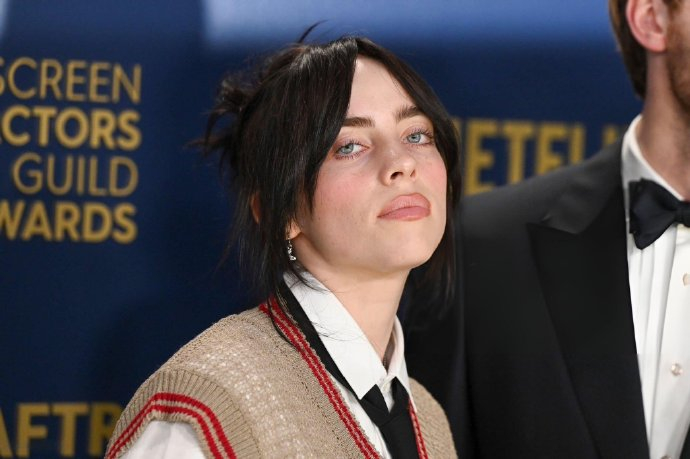 碧梨billie eilish 出席第 30 届美国演员工会奖颁奖典礼