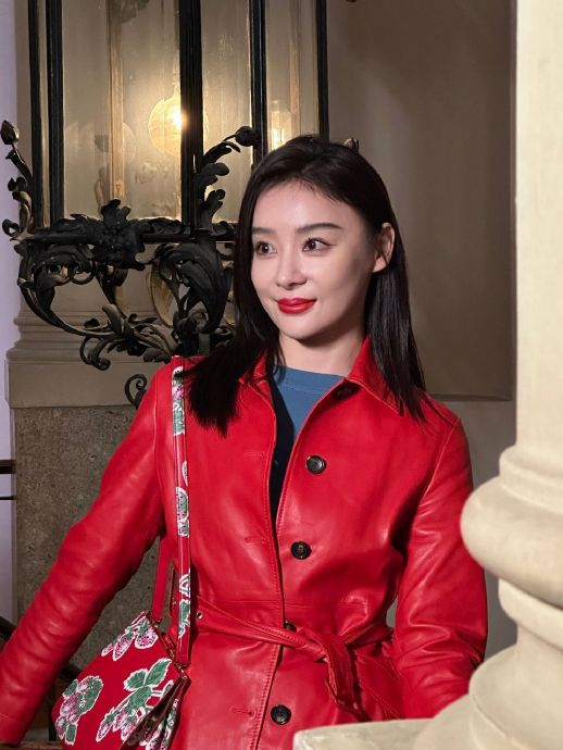 袁姗姗一身红色皮衣加上大红唇,妥妥的明艳大美女了!