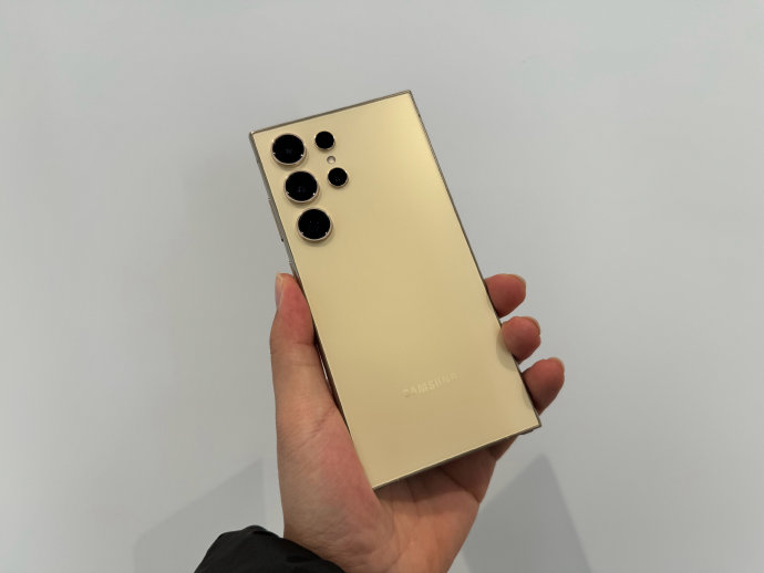 拿到三星galaxy s24 ultra了 钛羽黄的配色