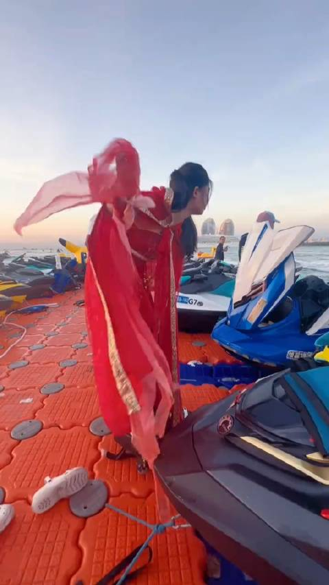 美女水上飞人表演太精彩了