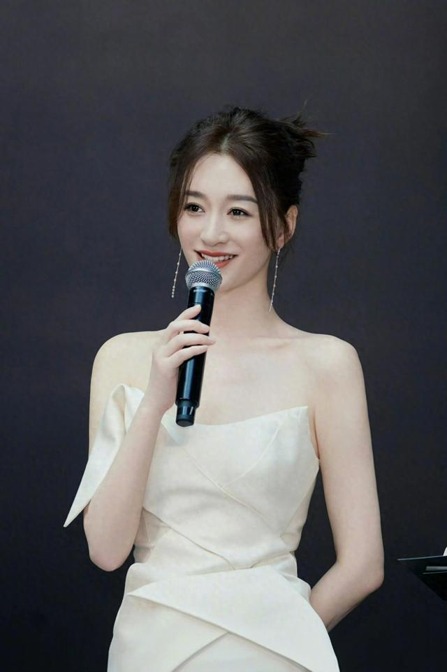穿抹胸裙变"水蜜桃",性感又迷人|李小冉|美女|北京市_新浪新闻