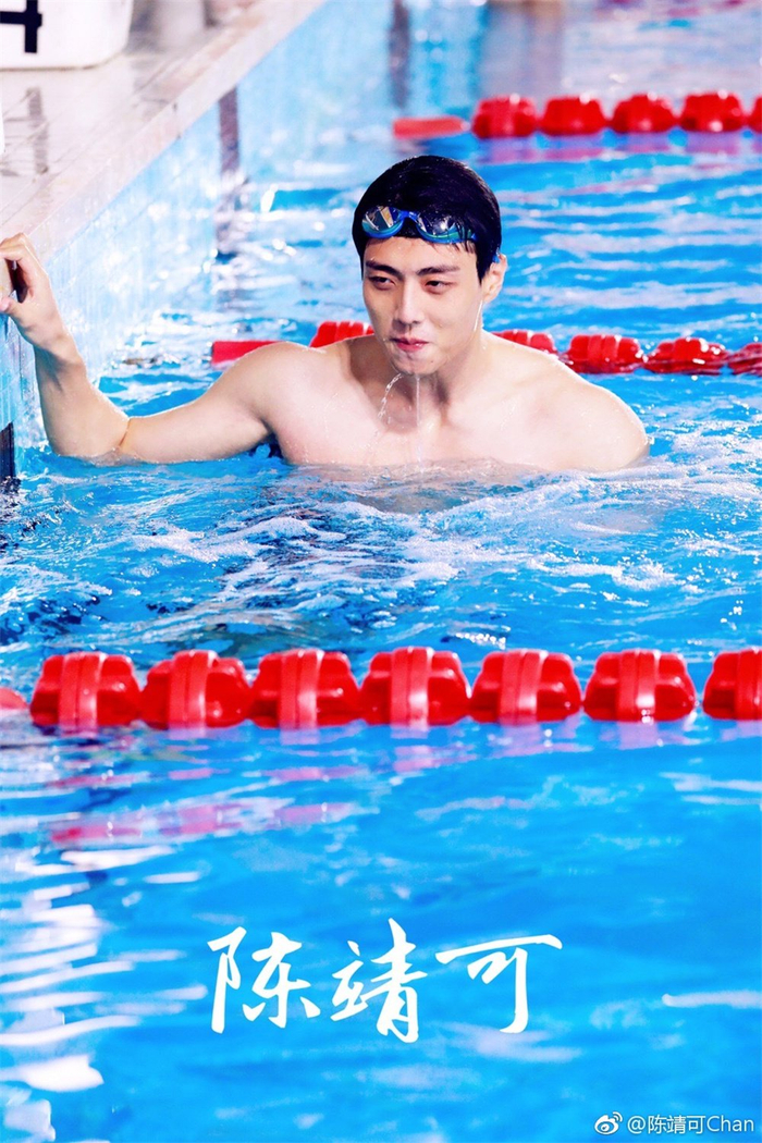 泳池里的陈靖可