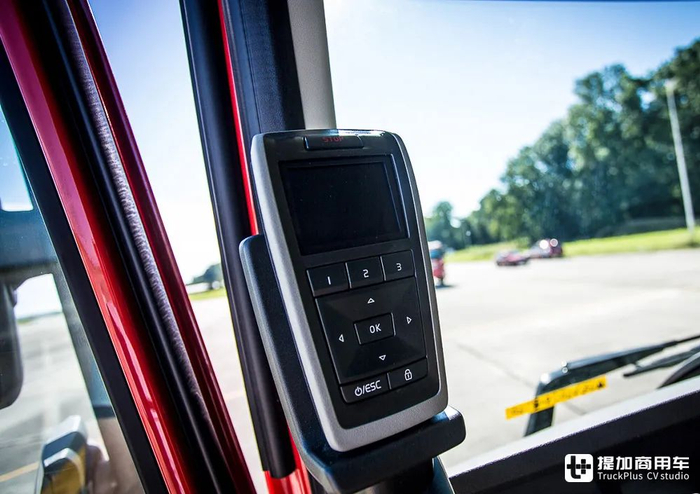 低顶驾驶室工程版保险杠750马力的消防牵引车这台沃尔沃fh16真特殊