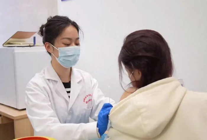 武汉疾控预防医学服务中心医生在为适龄女孩接种HPV疫苗。生活全报道TV3图