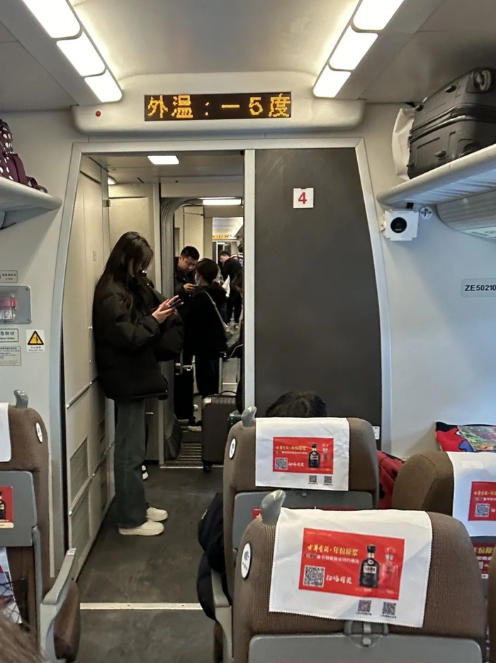 热门线路火车票一票难求!"买短乘长",这靠谱吗?