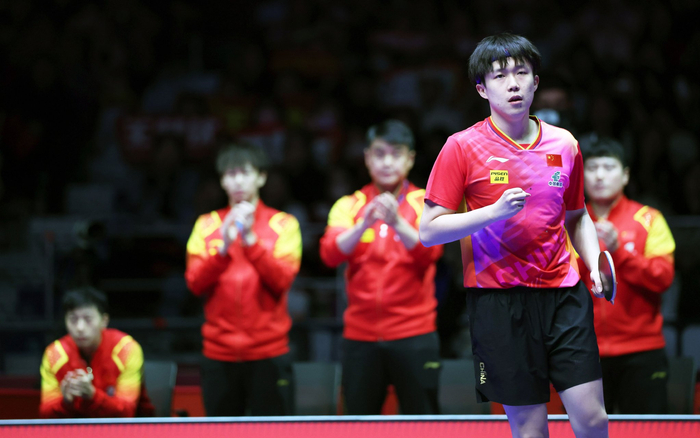 王楚钦速胜费利克斯·勒布伦，为中国男乒赢下决赛第一场。  图/新华社