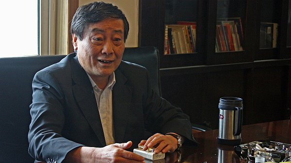 2010年，娃哈哈创始人宗庆后在办公室内会客。