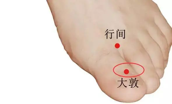 ③揉三阴交穴:盘腿端坐,用左手拇指按压三阴交穴(内踝尖上3寸,胫