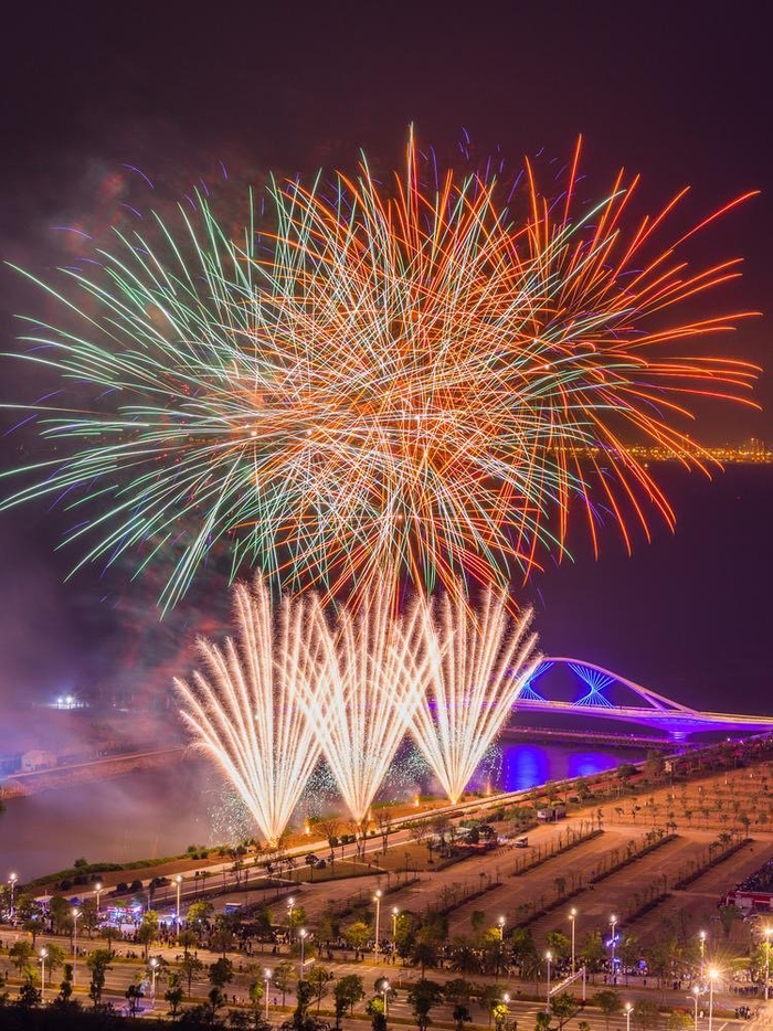 "灿烂百花""呈祥红灯""送喜金龙"各种礼花弹,中低空特效组合造型烟花