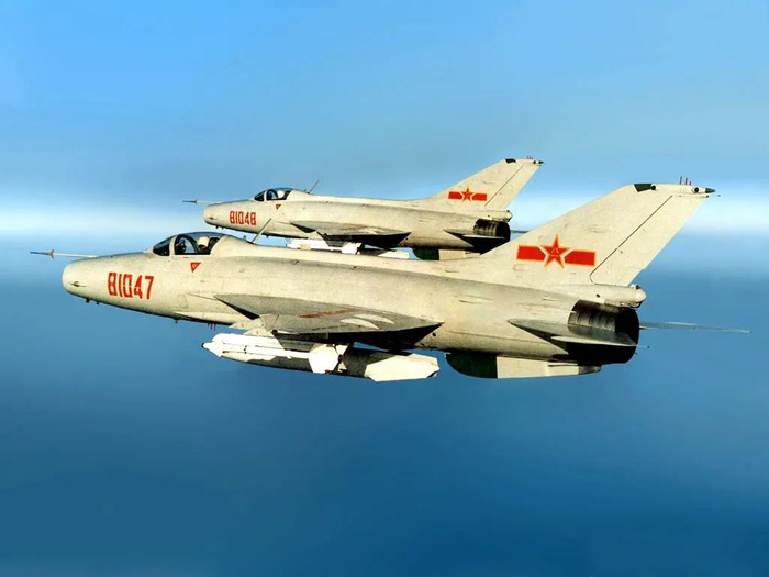 歼7e双机编队歼7e是歼7系列飞机发展历程中一个重要的里程碑,后续