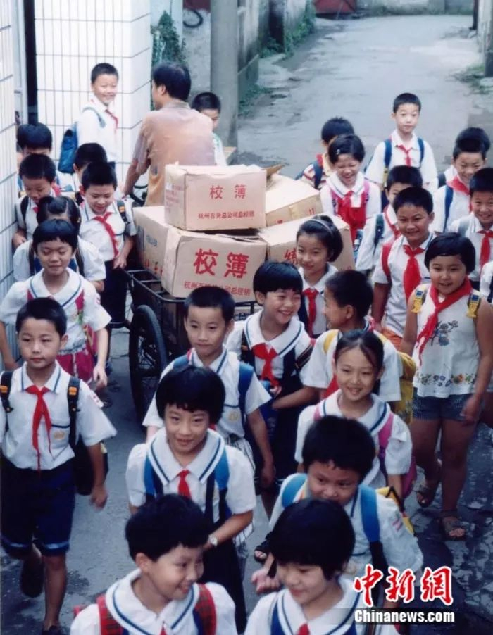 图为1987年4月，宗庆后同志承包了上城区校办企业经销部