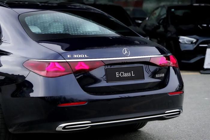 宝马5系的老对手奔驰e级率先完成换代,目前仅燃油版上市,官方指导价为