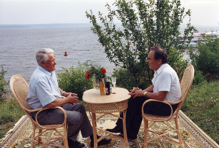 1994年8月，与叶利钦签约后的沙伊米耶夫