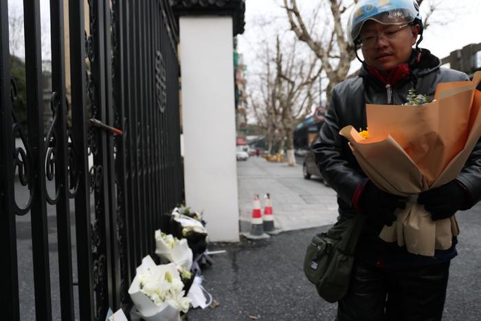 2月25日，杭州上城区清泰街，市民冒着寒风，吊唁宗庆后。