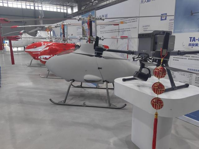 芜湖联合飞机科技有限公司展示的无人直升机等产品。新华社记者 张紫赟 摄