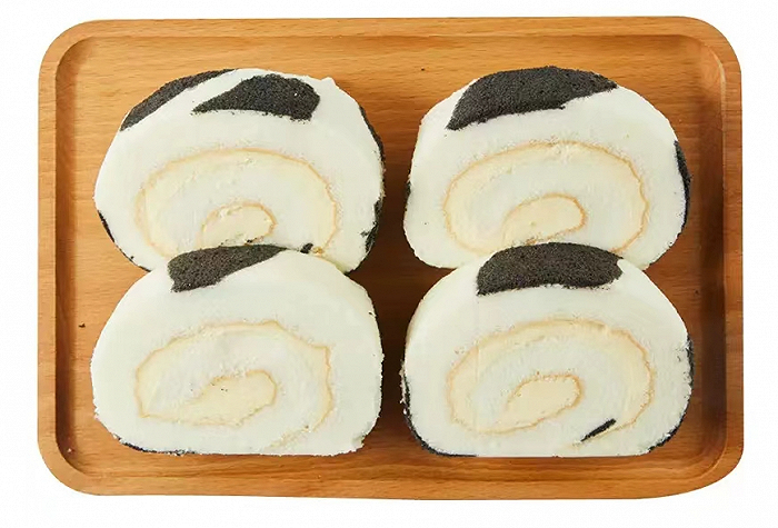 盒马烘焙的冰博克牛乳卷，在外观上强调了“牛奶”的存在感；来源：盒马烘焙