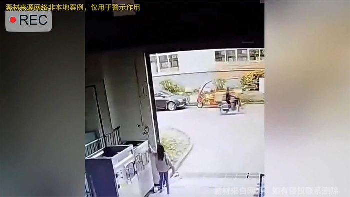 惊险瞬间女子关卷帘门过程中卷帘门突然掉下来