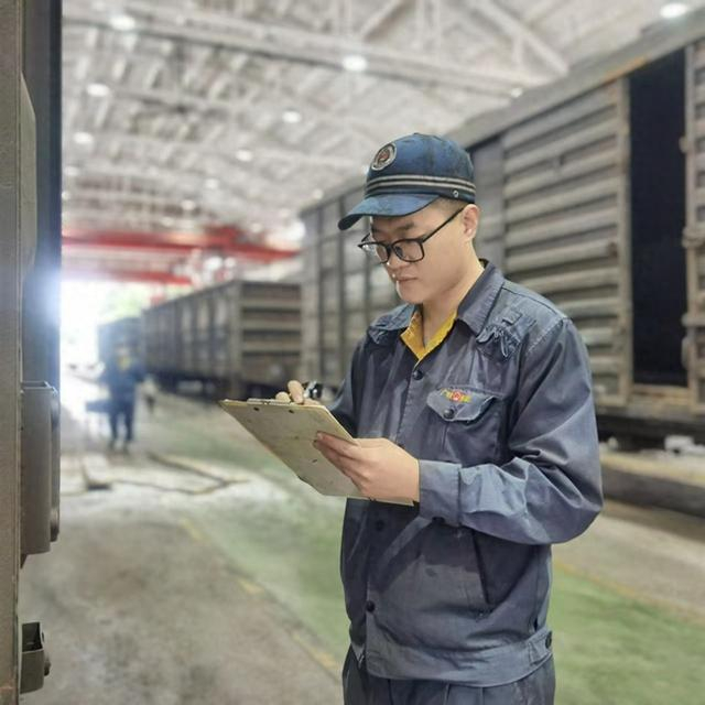 "站修棚内,一辆c70铁路货车车辆正准备架车,车辆钳工李任基大声地提醒