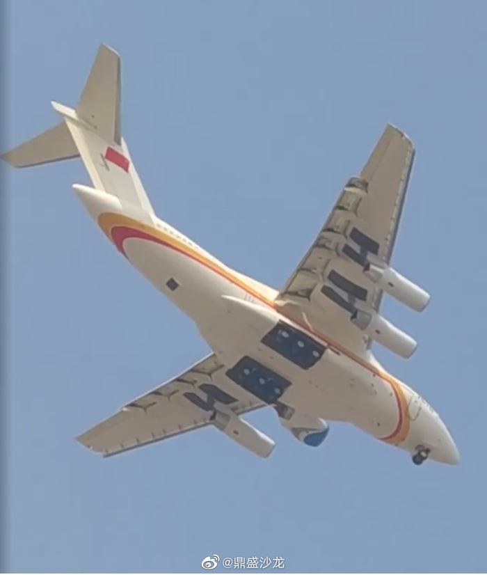 左侧翼下挂载CJ1000A发动机短舱测试的运20航发通用飞行台