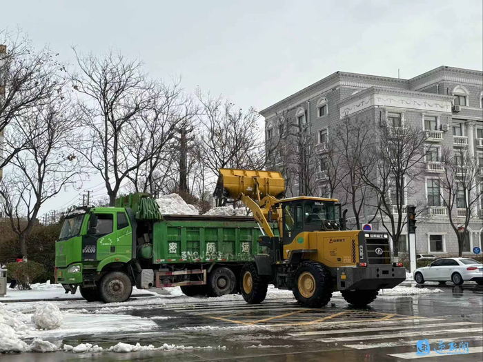 渣土车秒变除雪利器硬核铲雪除冰保畅通
