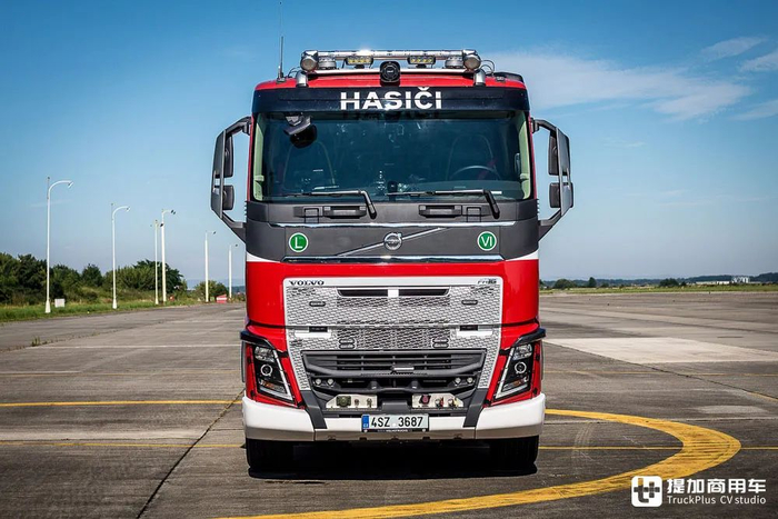 低顶驾驶室工程版保险杠750马力的消防牵引车这台沃尔沃fh16真特殊