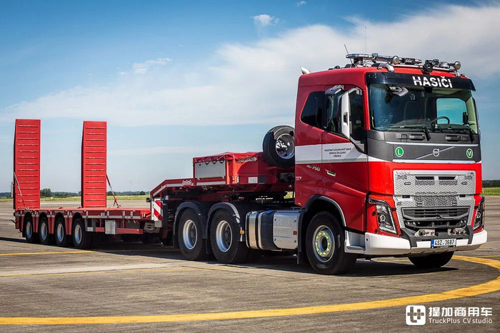 低顶驾驶室工程版保险杠750马力的消防牵引车这台沃尔沃fh16真特殊