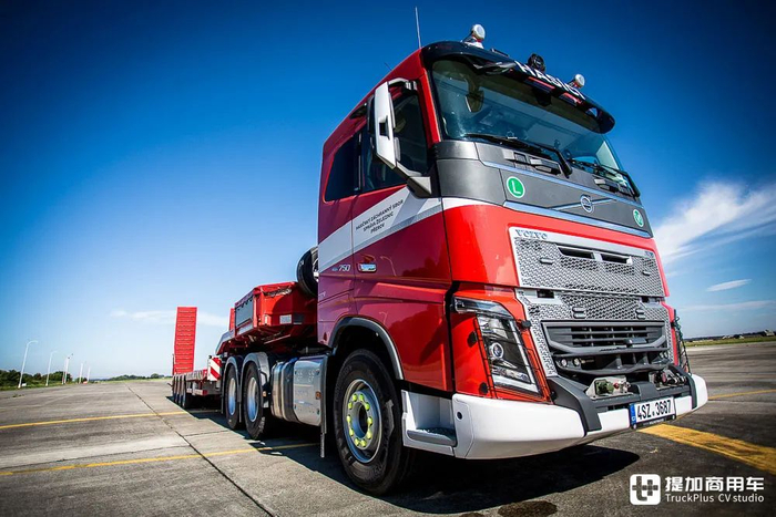 低顶驾驶室工程版保险杠750马力的消防牵引车这台沃尔沃fh16真特殊