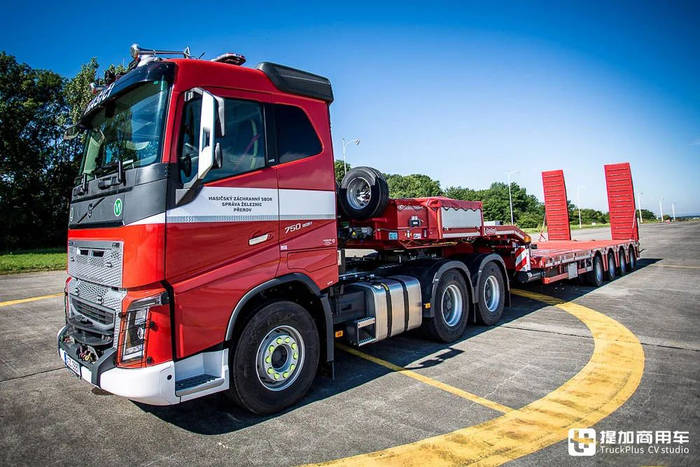 低顶驾驶室工程版保险杠750马力的消防牵引车这台沃尔沃fh16真特殊