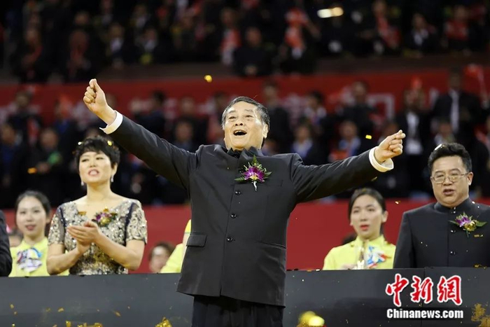 图为宗庆后在娃哈哈三十周年庆典上