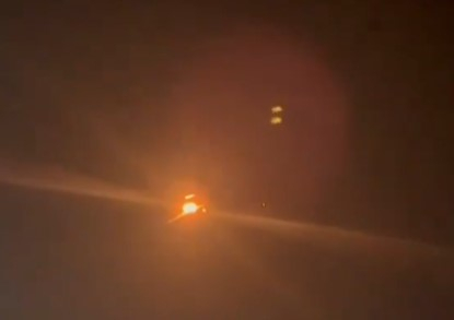 三张截图分别反映了连续抛射干扰弹、一枚导弹被诱爆、另一枚导弹命中飞机的瞬间