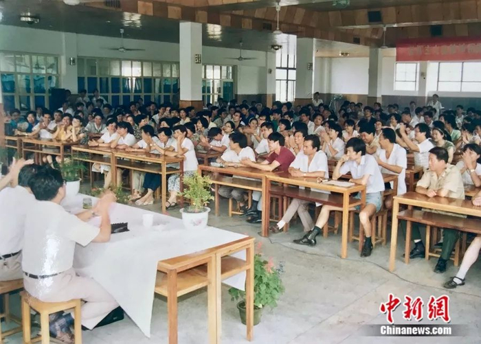 图为1991年，宗庆后有偿兼并了国营老厂——杭州罐头食品厂