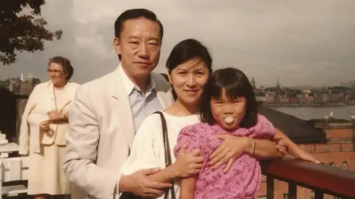 ▲纳迪亚童年时与父母合影