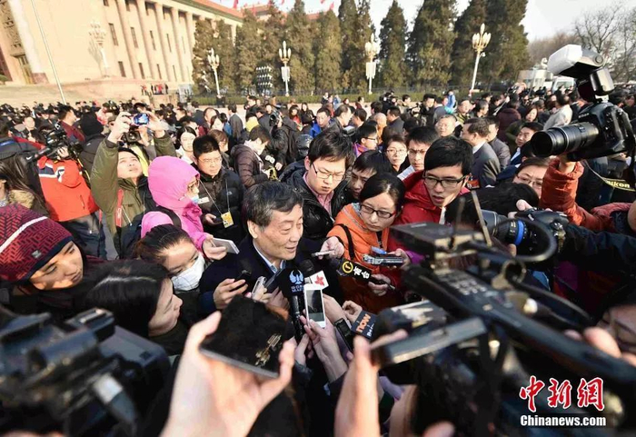  宗庆后被媒体“包围” 翟羽佳摄