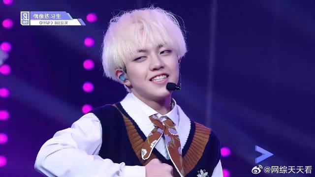 钱正昊真是天然萌,在舞台随手一个比心动作,台下粉丝疯狂尖叫