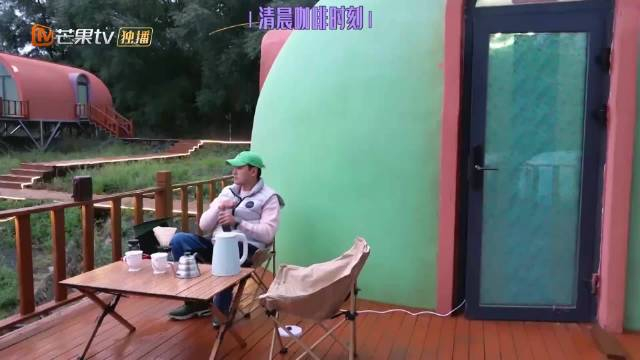 彦霖咖啡屋早晨在门口磨咖啡施伯熊成头号客人