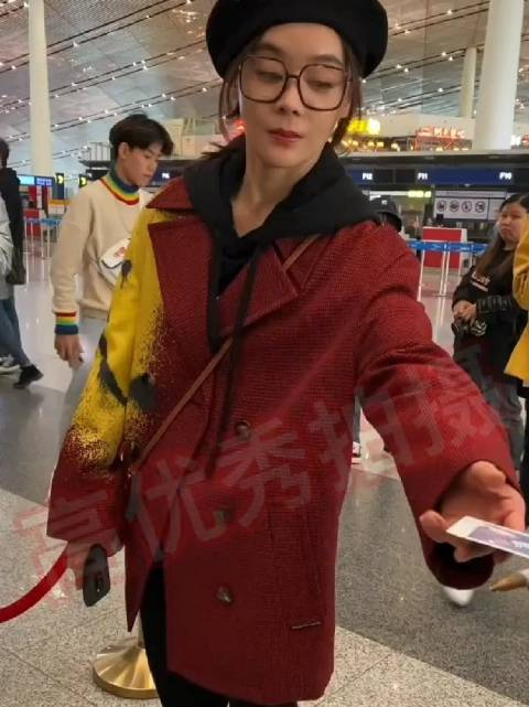 机场偶遇袁姗姗让签个名看起来很难受啊袁姗姗鼻子