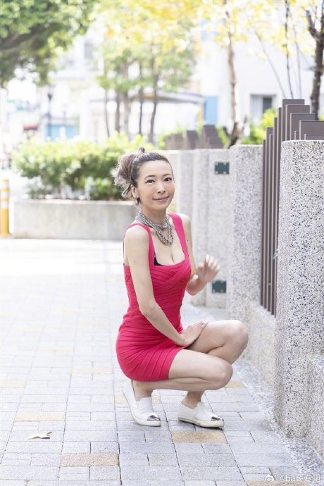 今年39岁的女艺人makiyo川岛茉树代在离婚后瘦成纸片人