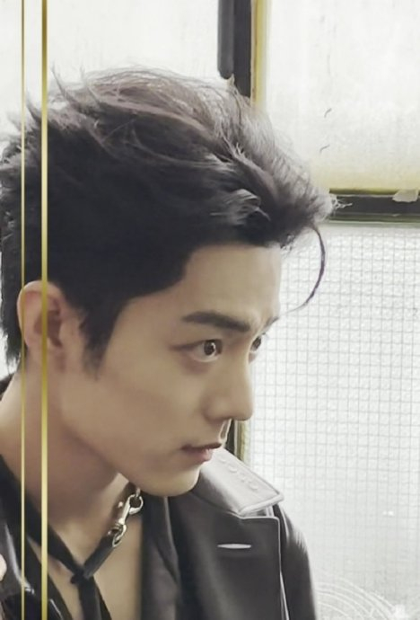 这次造型师真的要加鸡腿了 龙须背头……|肖战|发型_新浪新闻