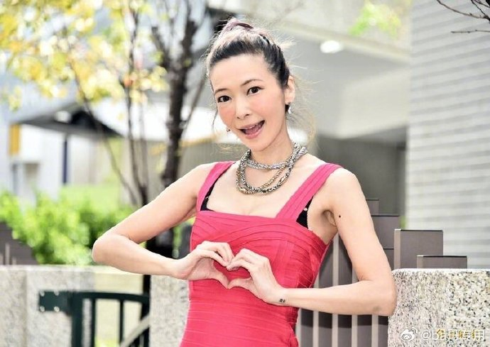 今年39岁的女艺人makiyo川岛茉树代在离婚后瘦成纸片人……|makiyo